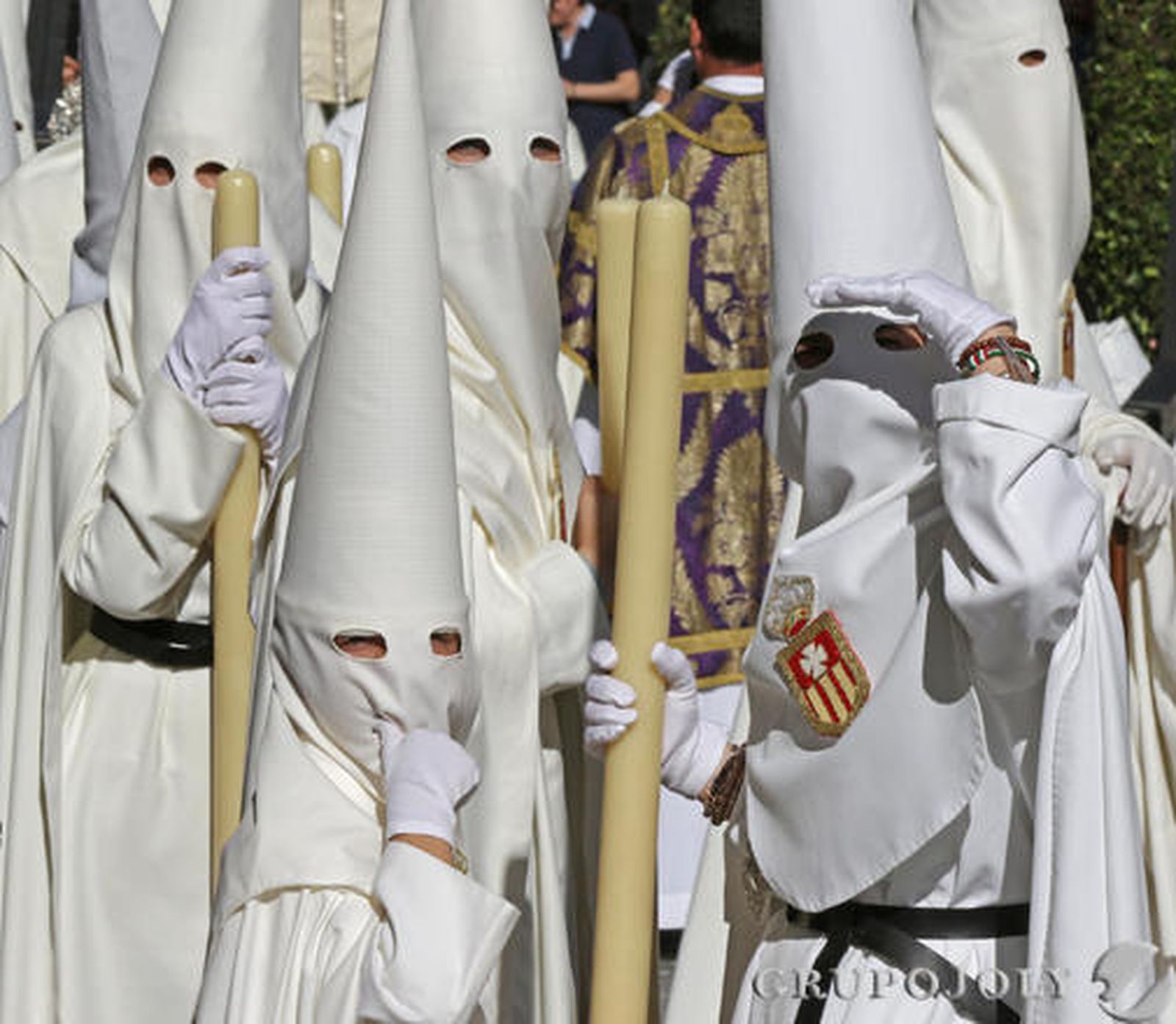 Los nazarenos del Transporte tiñen de blanco las calles de la ciudad.

Foto: Miguel Angel Gonzalez