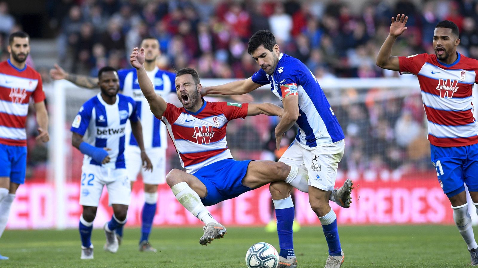 Roberto Soldado, que volvió a marcar, es derribado por Manu García.