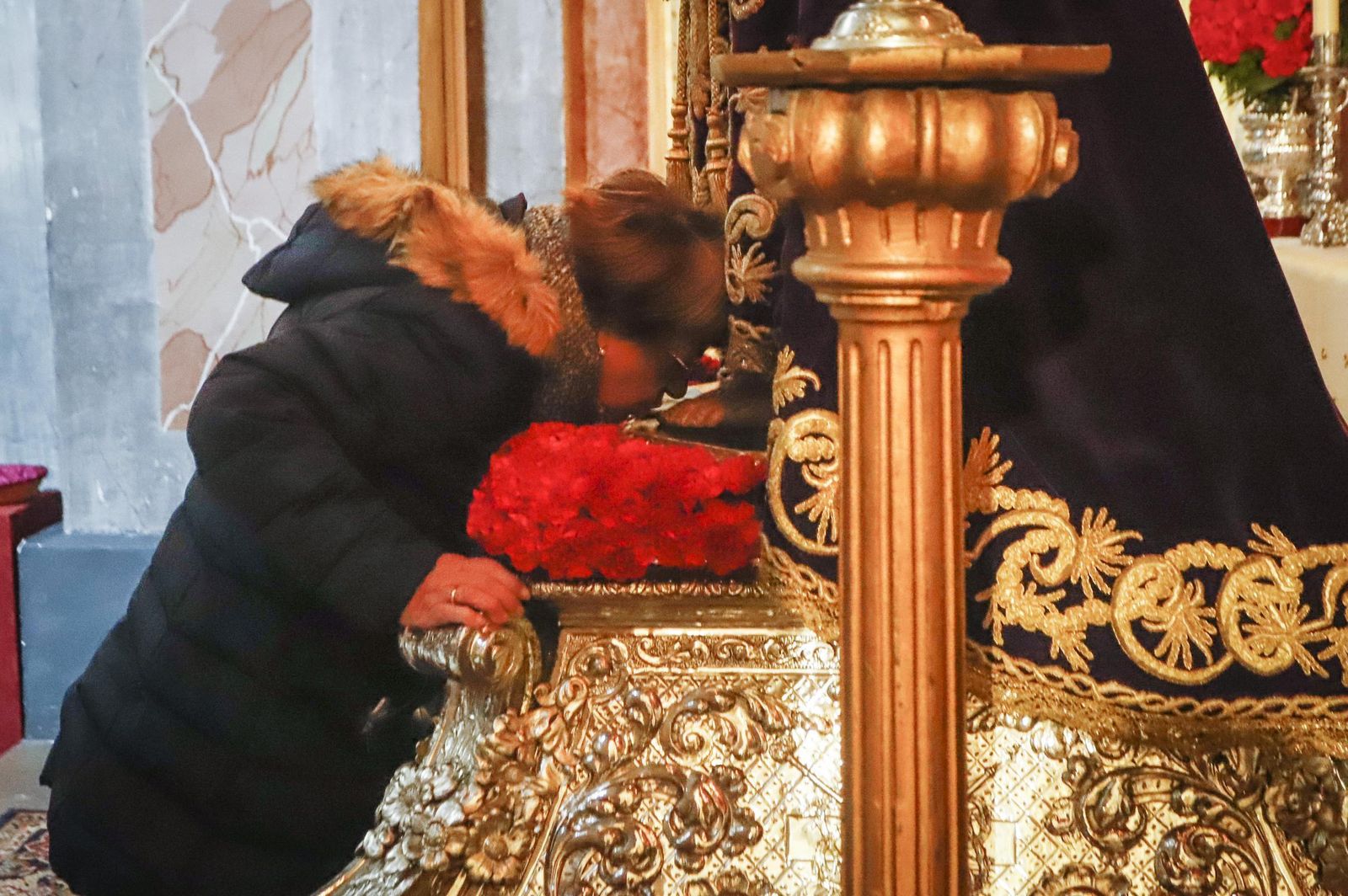 Besapiés a Jesús del Rescate en el primer viernes de Cuaresma