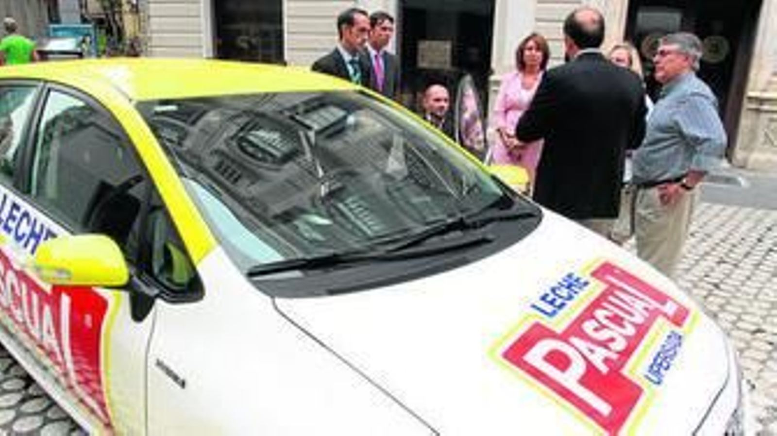 Uno de los coches híbridos que manejarán los comerciales de Leche Pascual.