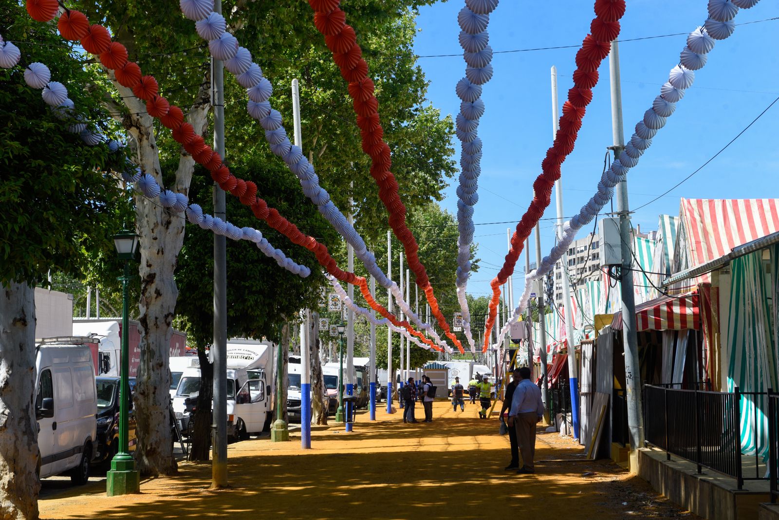 Imágenes de los últimos preparativos de la Feria de Sevilla 2024