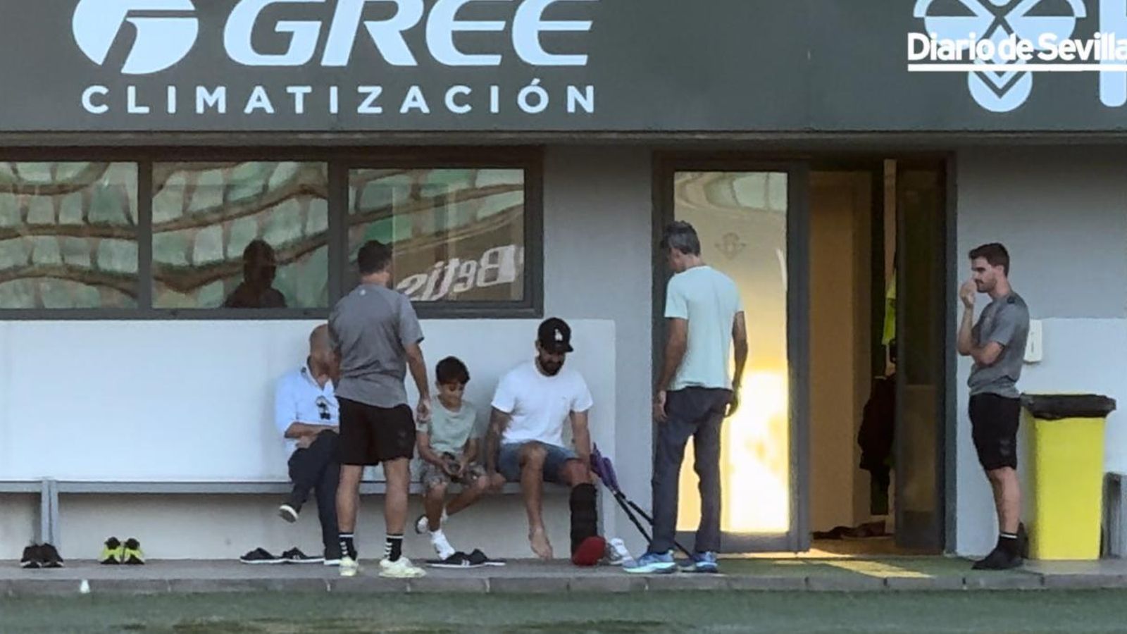 Isco se pasa a visitar a sus compañeros en el entrenamiento