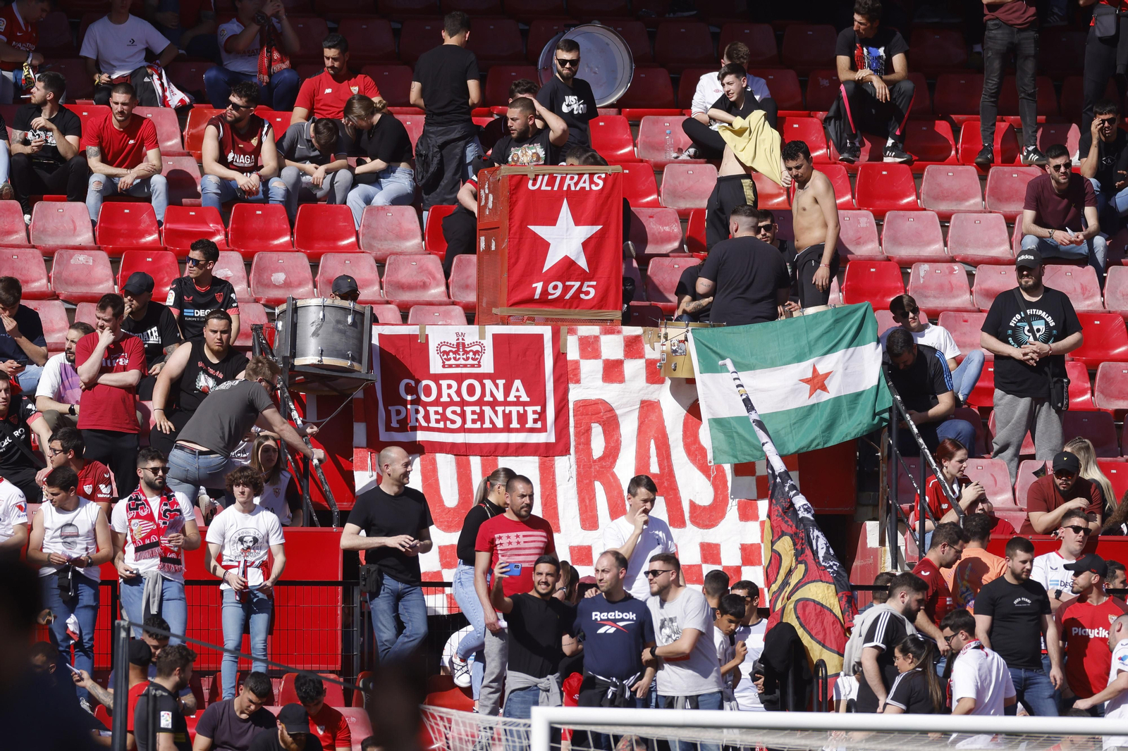 Búscate en las fotos del Sevilla-Almería