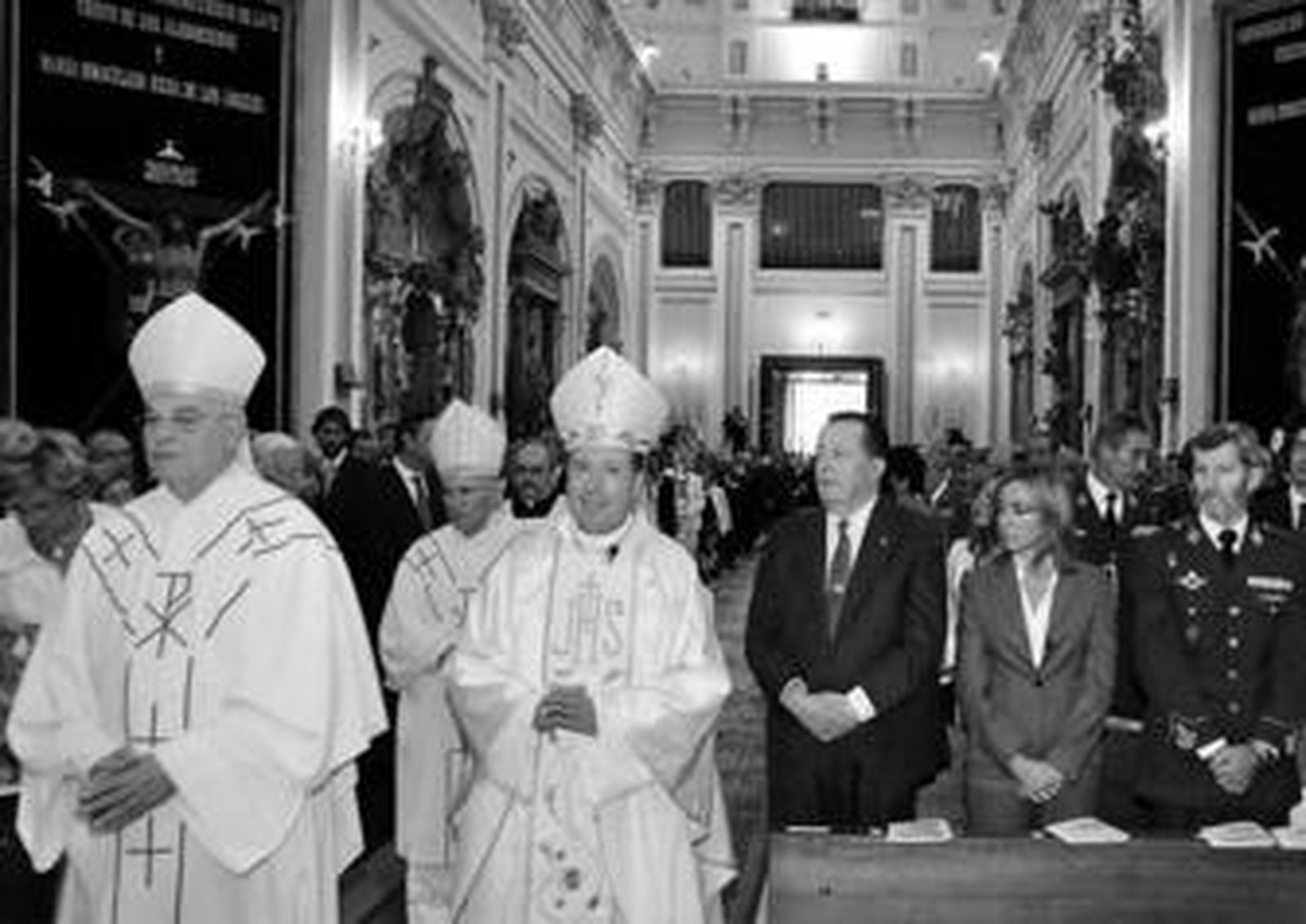 El prelado jerezano, en la procesión de entrada entre Amigo Vallejo y Rouco Varela y pasando junto a la ministra Chacón y don Carlos de Borbón.