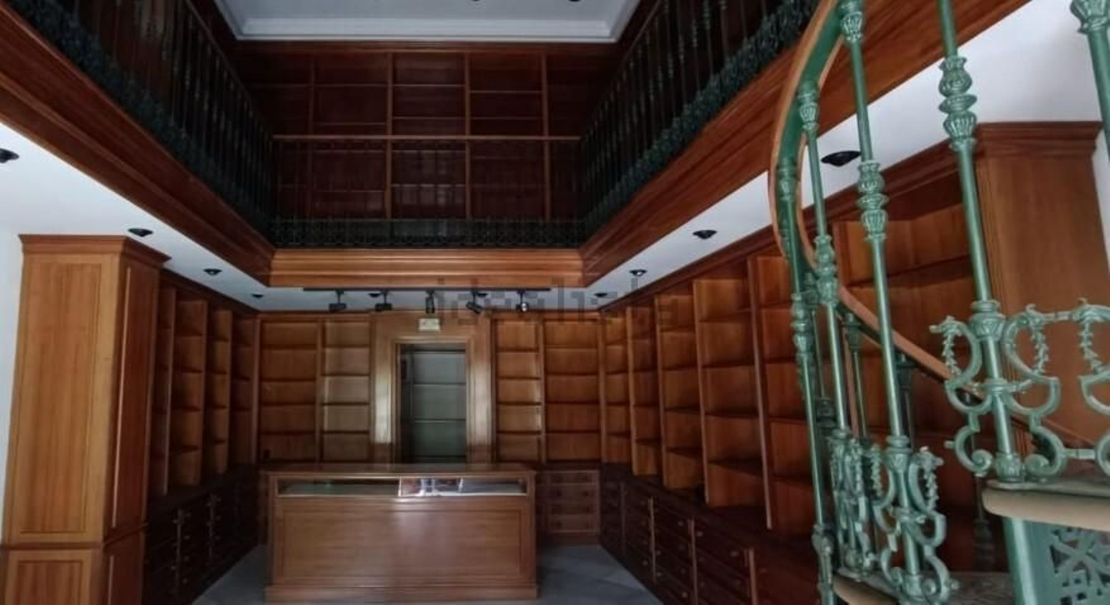 El mobiliario de madera que se conserva en el local a la venta en la plaza de España.