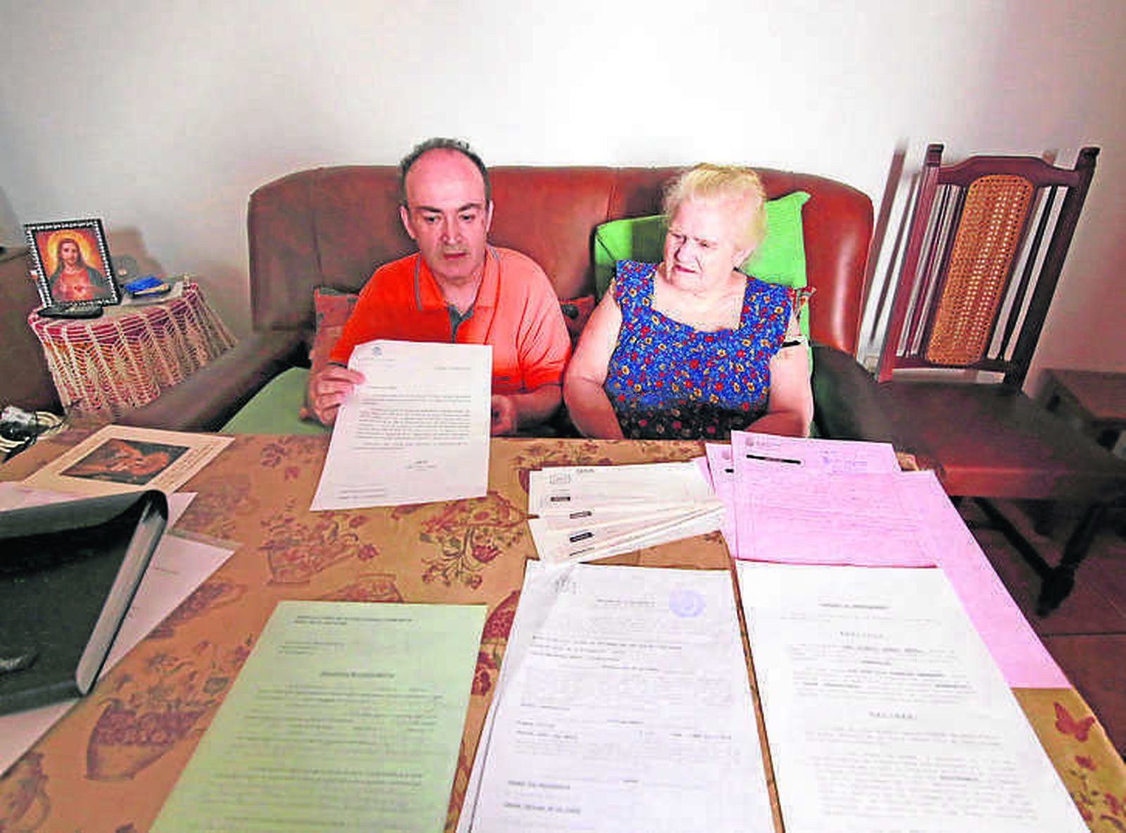 Rosario y su hijo José, en su casa de la calle Justicia.