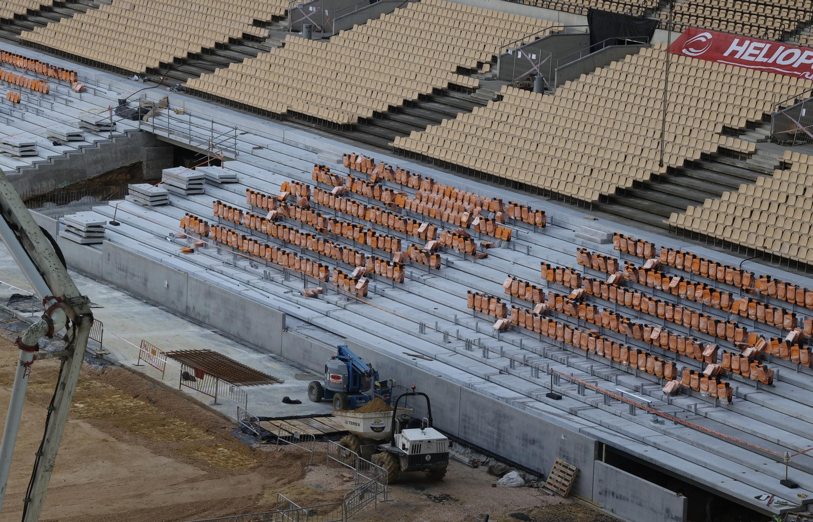 Visita del presidente de la R Federación Española de Fútbol a las obras del  Estadio de La Cartuja