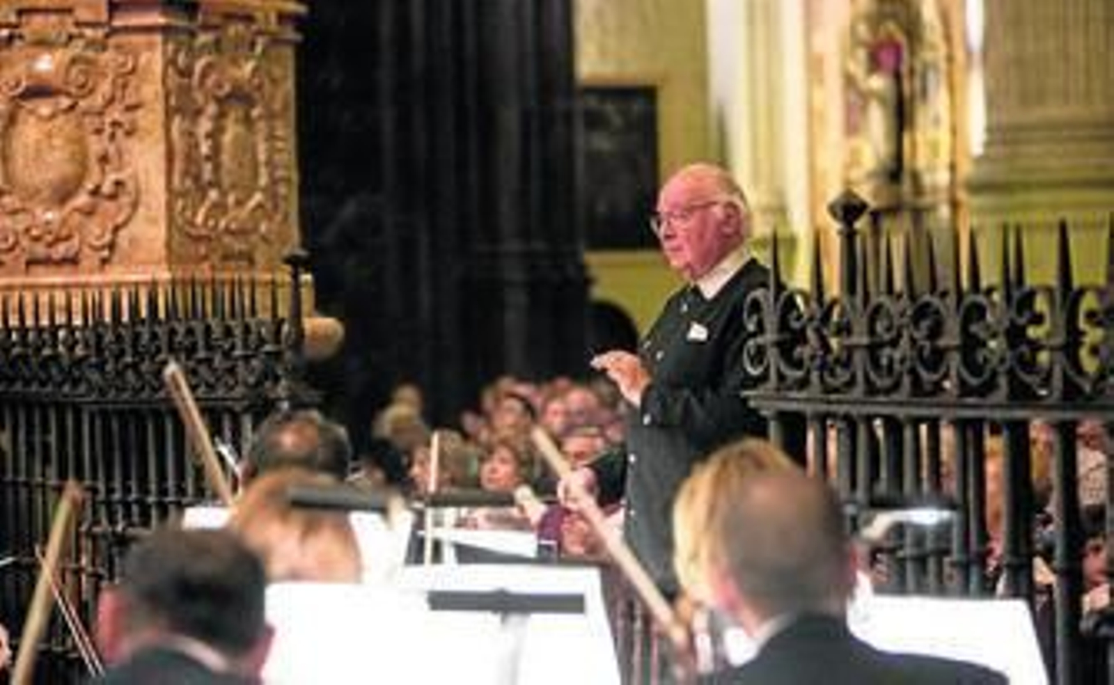 Octav Calleya dirige a la Orquesta Filarmónica de Málaga, ayer, en la Catedral.