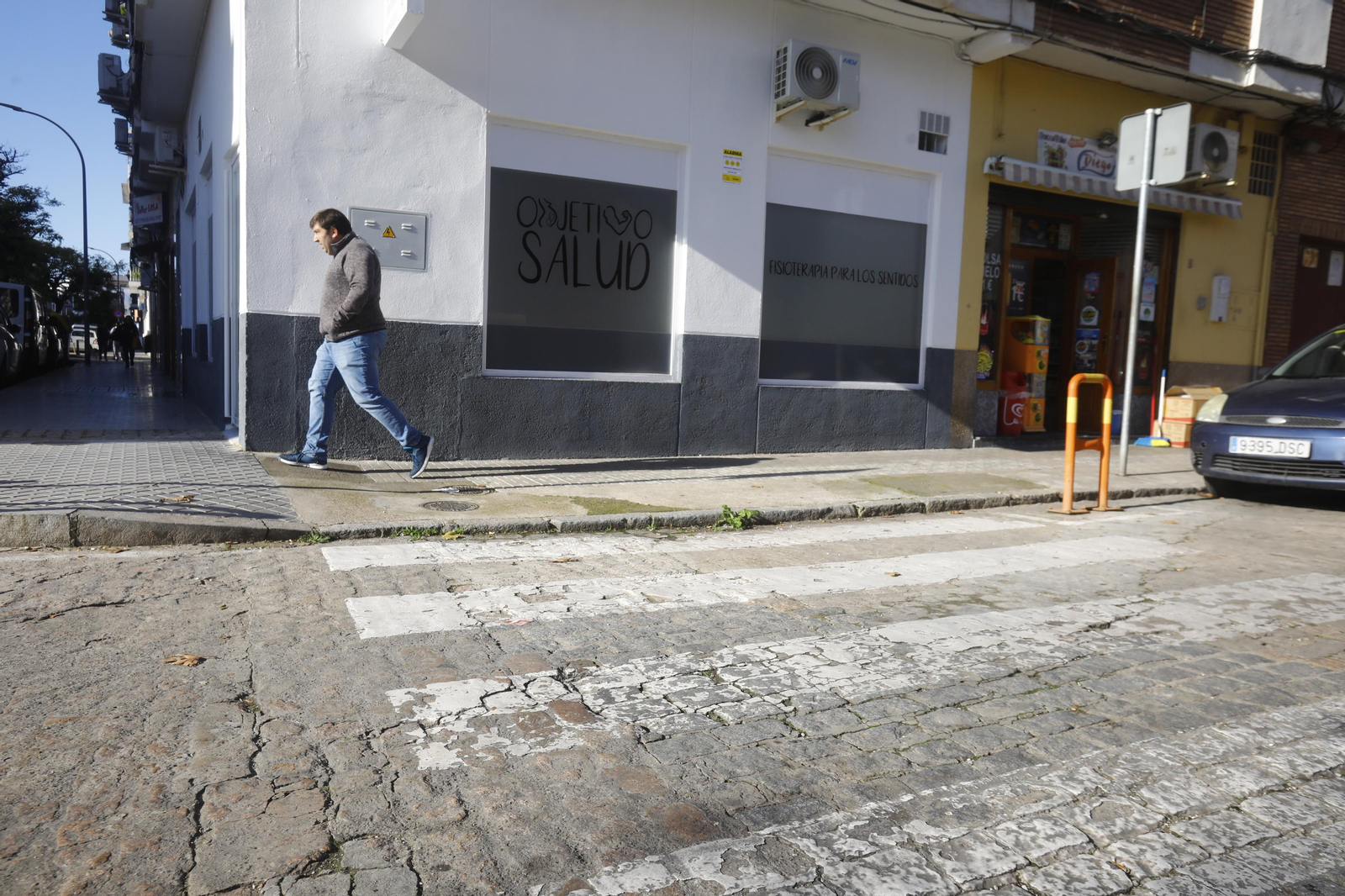 Imágenes de algunos de los pasos de peatones de Córdoba en los que se mejorará la accesibilidad