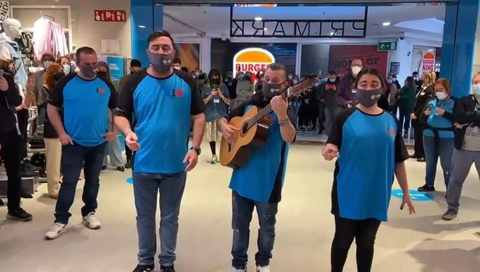 Carnaval en la apertura de Primark en San Fernando