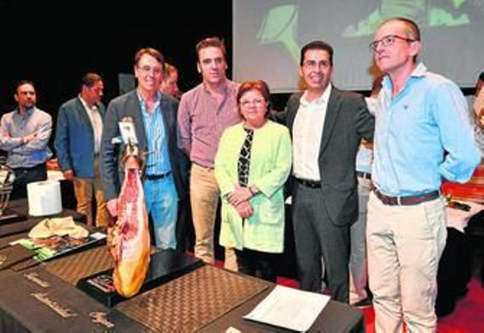 La alcaldesa, Dolores Sánchez, con los ganadores del certamen al mejor jamón.