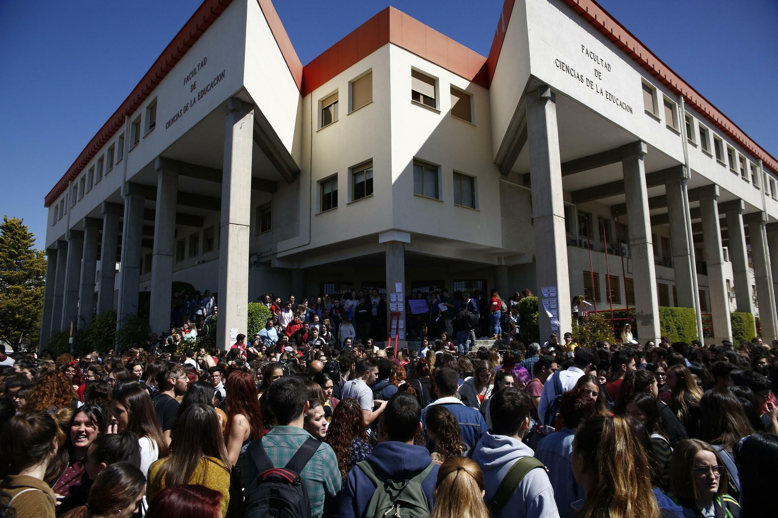 Concentración ante la Facultad de Ciencias de la Educación