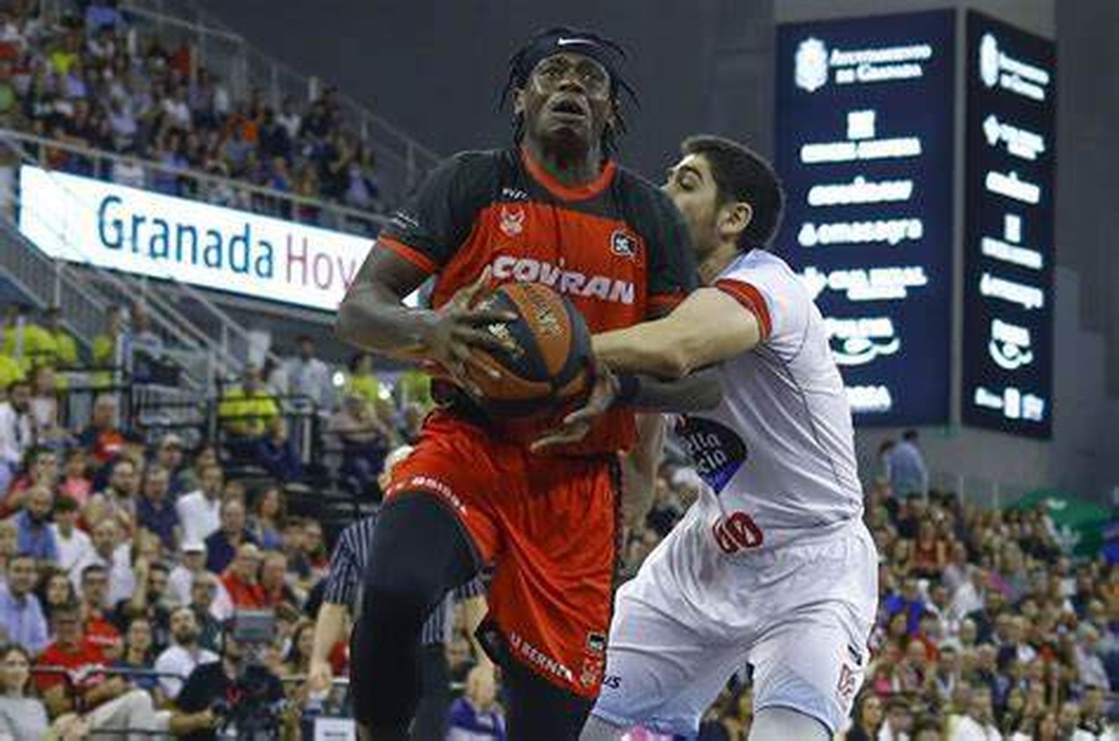 Un ataque del Covirán Granada en el partido de la primera vuelta ante el Obradoiro