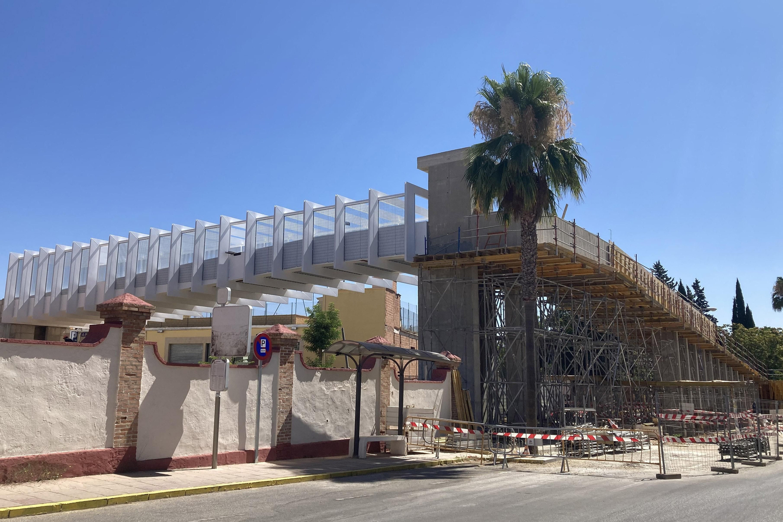 Pasarela situada ya sobre la línea del ferrocarril.