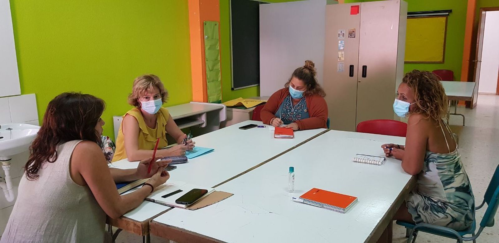 La concejala de Asuntos Sociales, Helena Fernández, en un momento de la visita al centro de la barriada de La Paz.