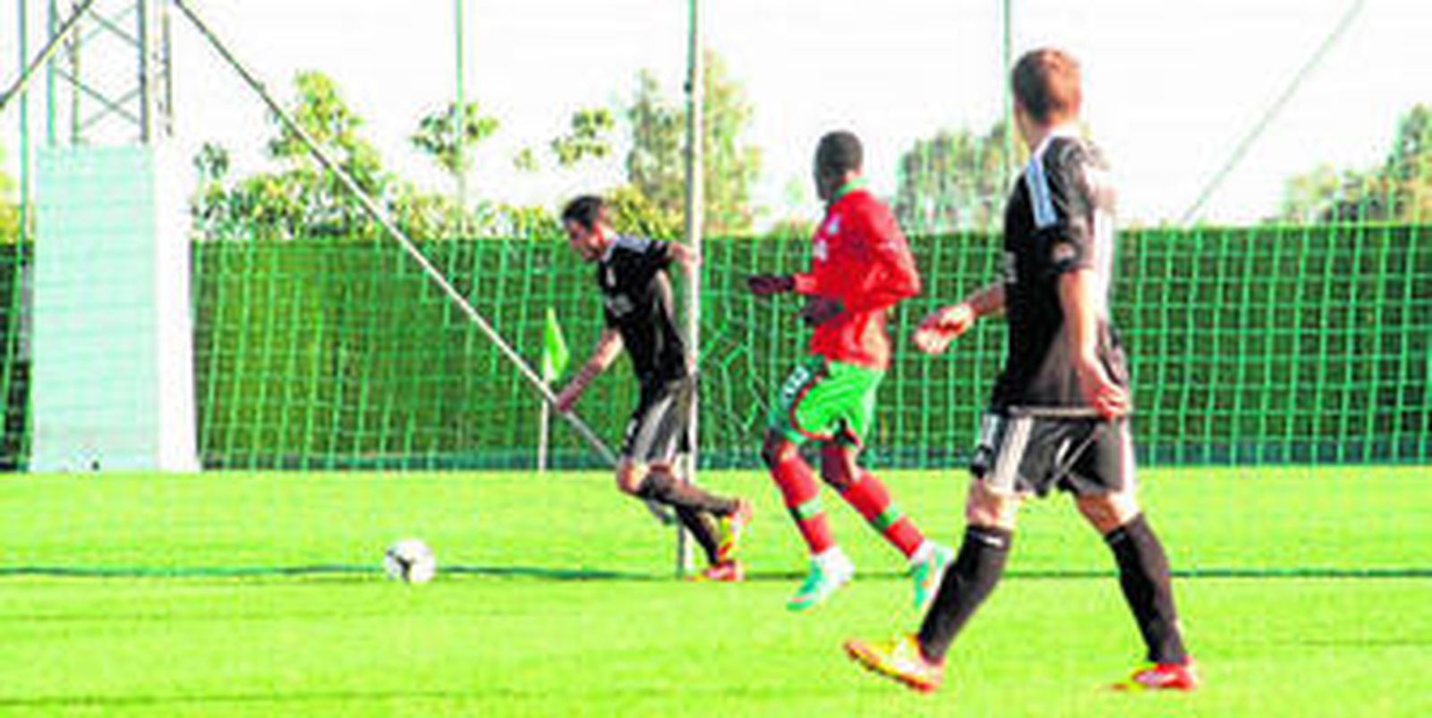 El algecireño Mario Ramón Hidalgo, totalmente reestablecido, avanza con el balón.