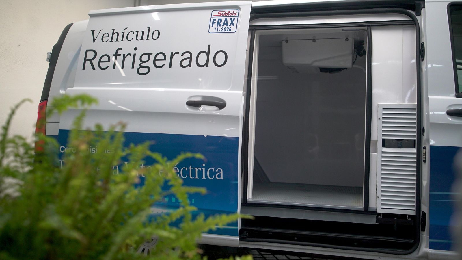 La eVito mantiene en esta versión isotermo tres plazas e incorpora un módulo en el que se aloja una batería, independiente de la de tracción y con su propio sistema de recarga, para mantener la carga a bajas temperaturas.