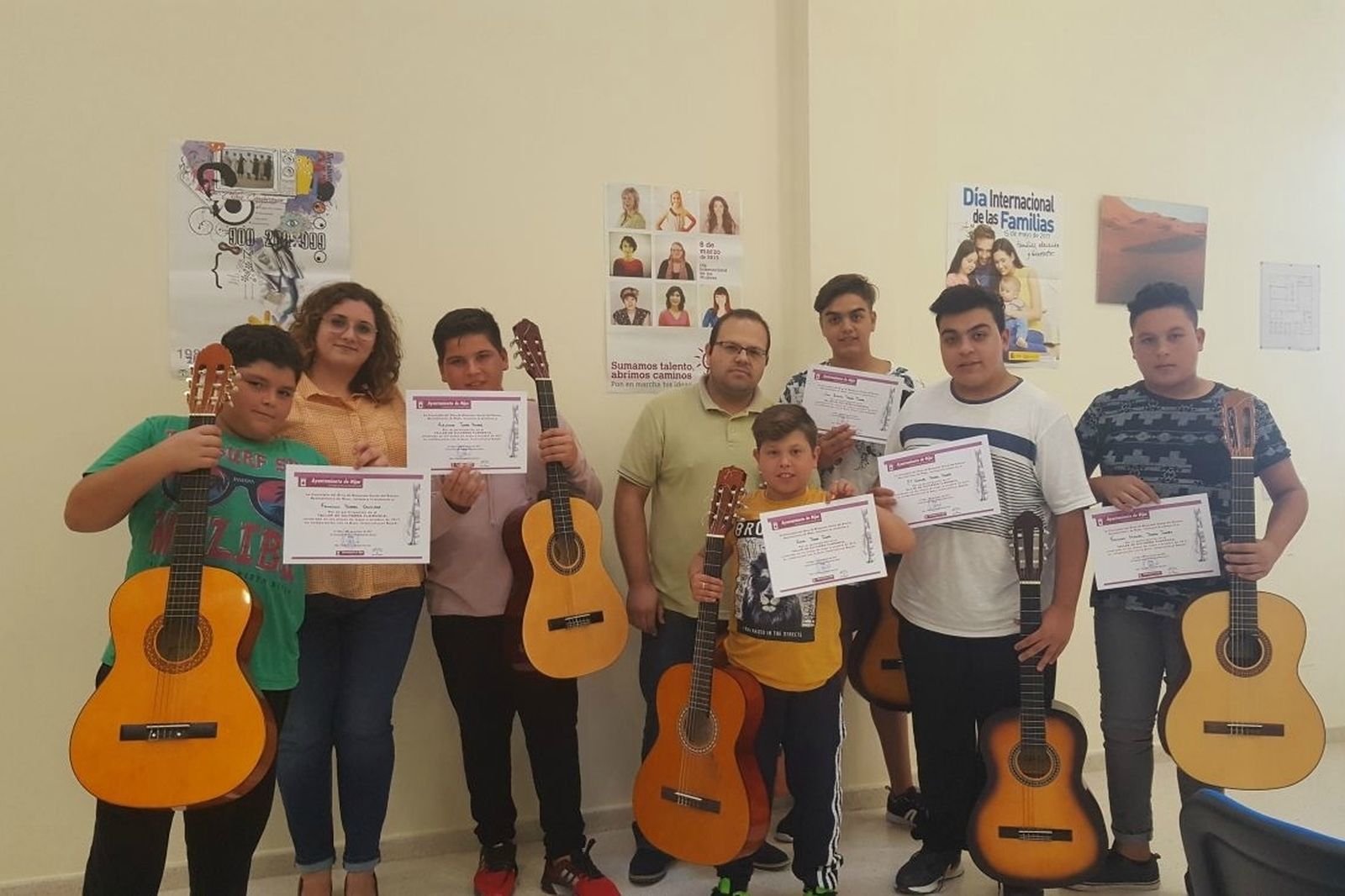 Alumnos con el profesor y la concejal Victoria Calatrava.