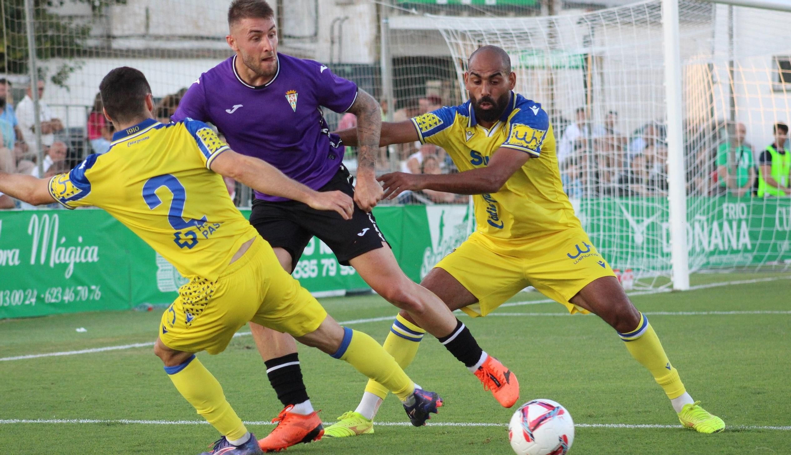 Casas es presionado por Zaldua y Fali.