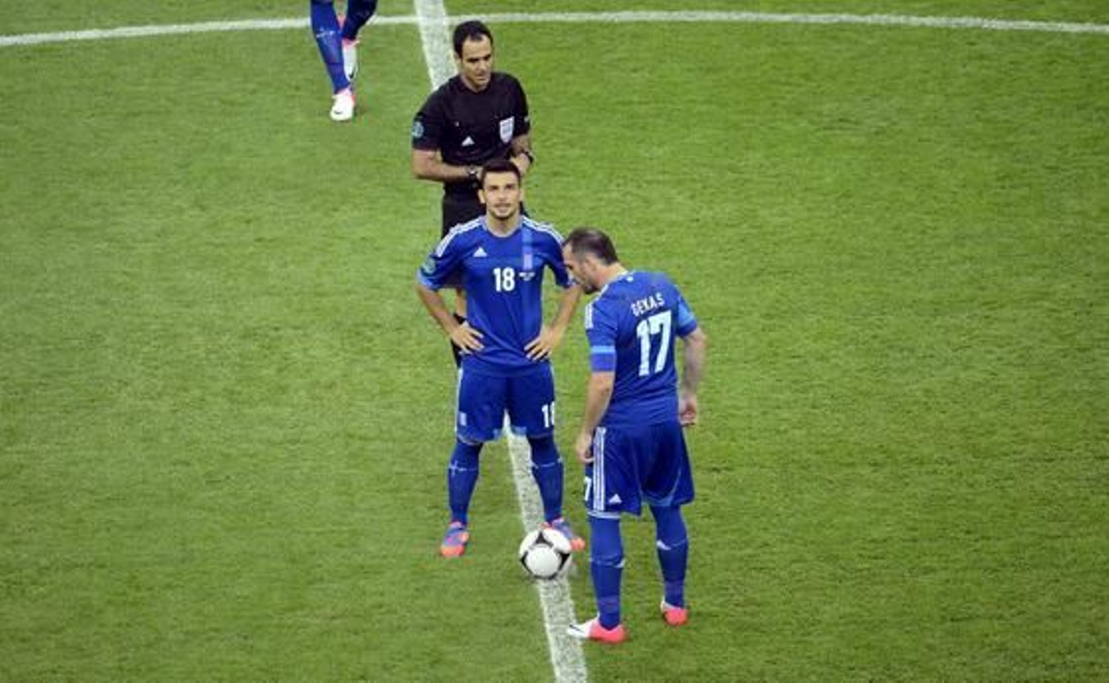 Polonia y Grecia empatan 1-1 en un interesante partido inaugural con dos expulsados, polémica y un penalti fallado.

Foto: EFE