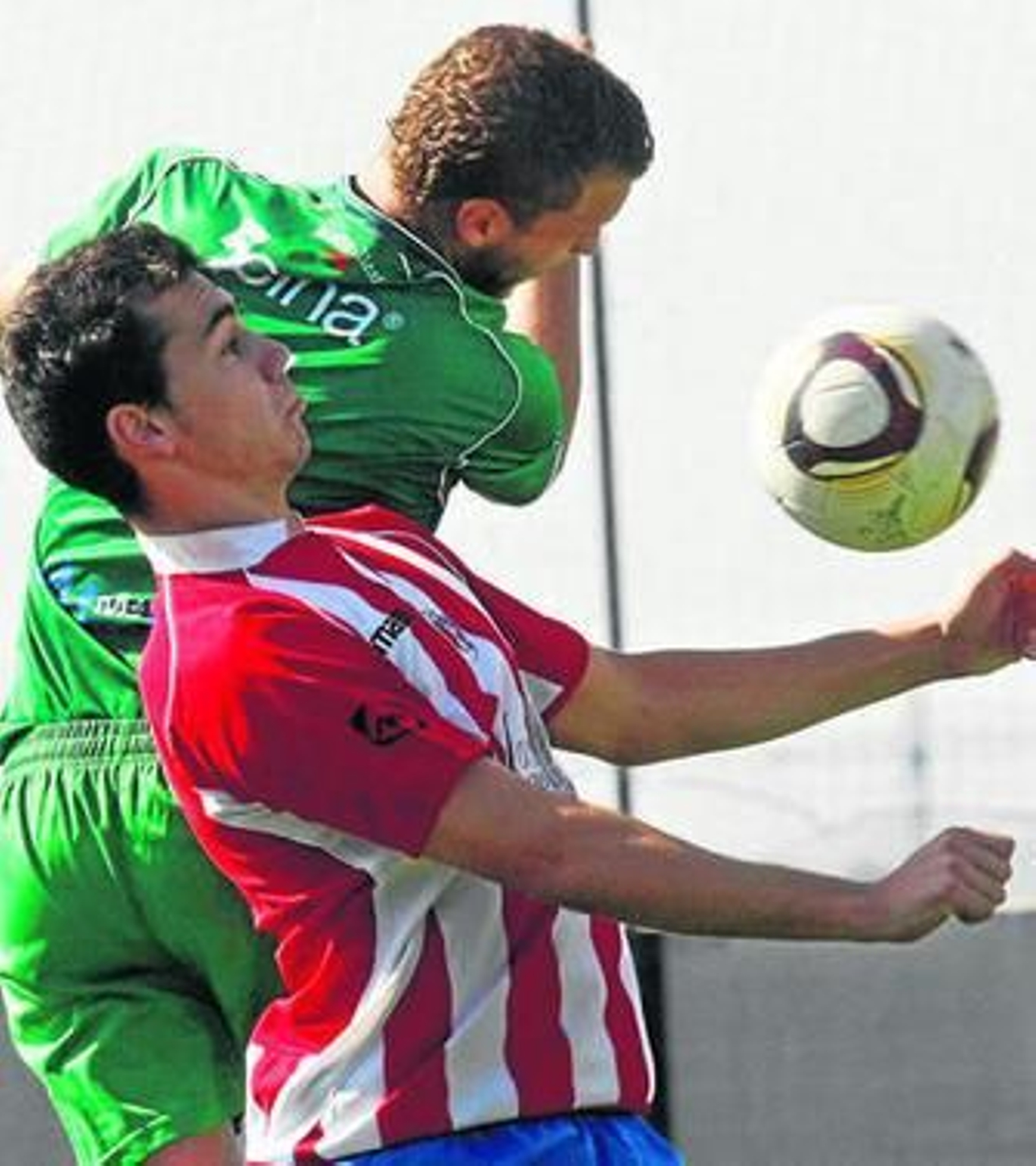 Un jugador del Arenas trata de controlar el esférico.