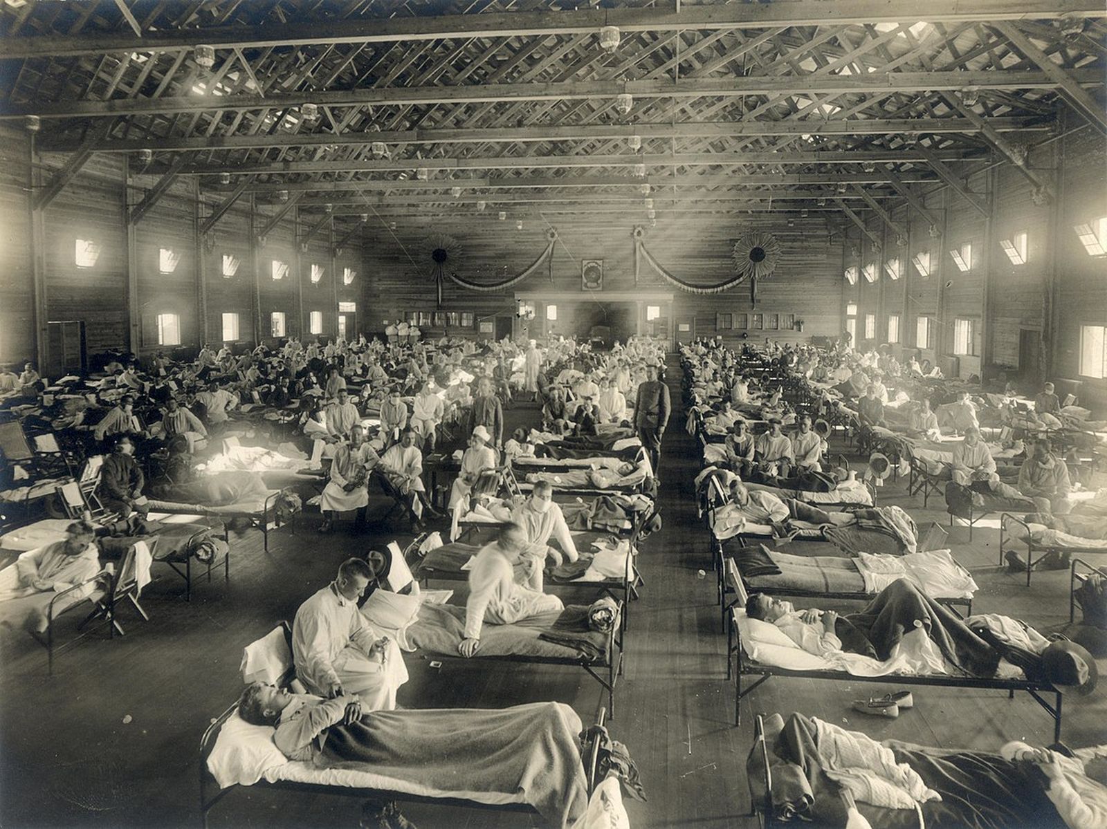 Hospital improvisado en Camp Funston, Texas, durante la pandemia de gripe 'española' de 1918.