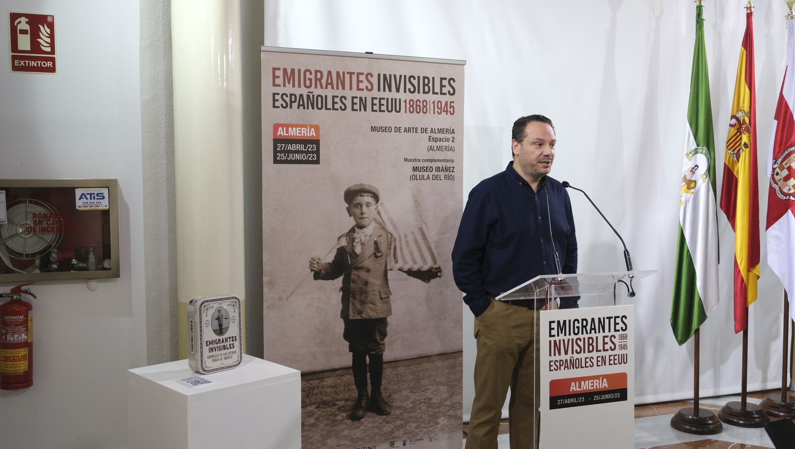 Imágenes de la exposición 'Emigrantes Invisibles. Españoles en EEUU 1868/1945', en el Museo de Almería