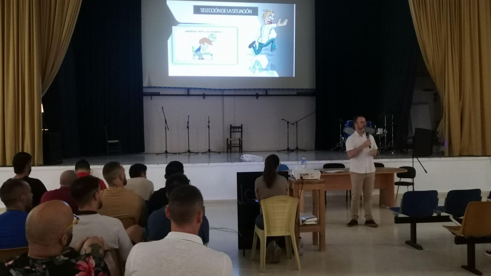 Mario Pena desarrolla su ponencia en el salón de actos de 'El Acebuche'.