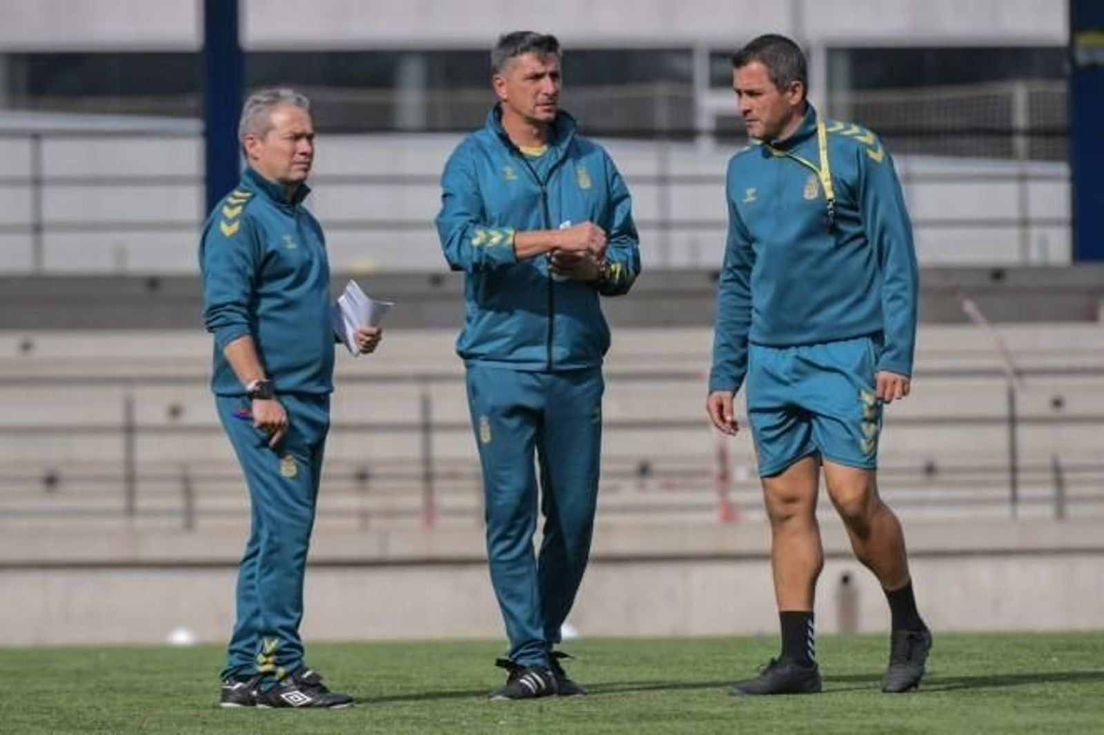 Tino Luis Cabrera -izquierda-, junto a dos de sus ayudantes en el Anexo del Insular.
