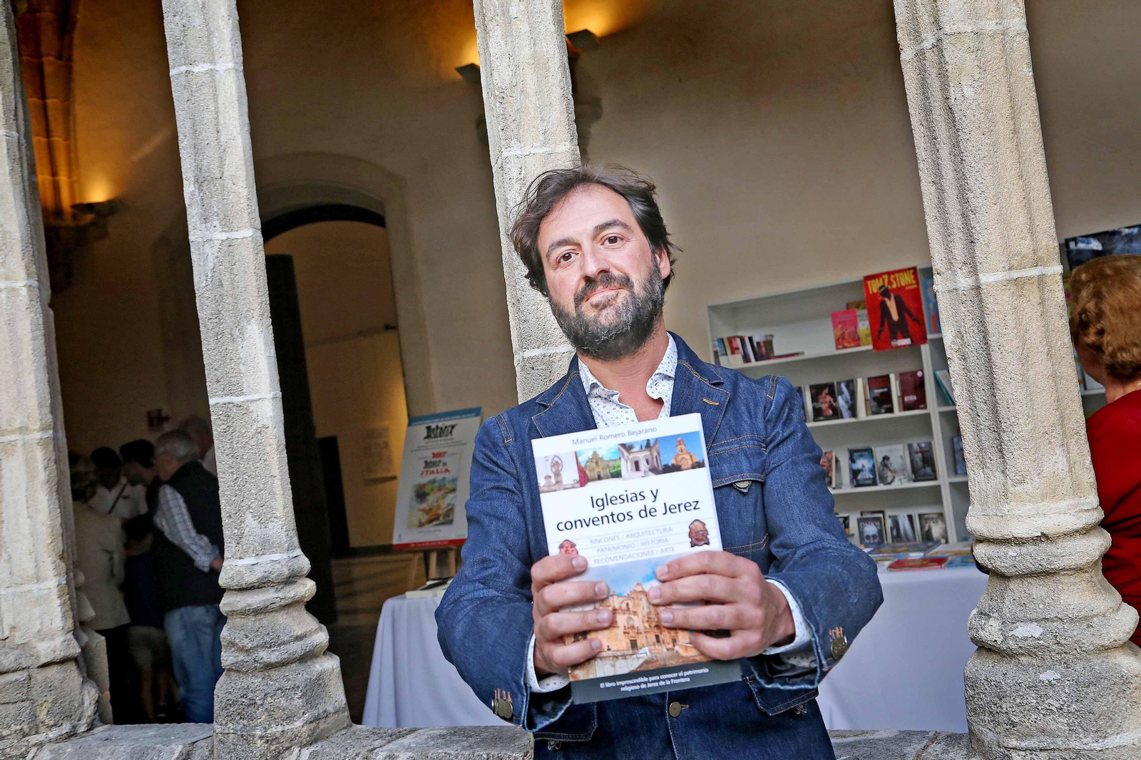 Manuel Romero Bejarano posa con su libro 'Iglesias y conventos de Jerez '.