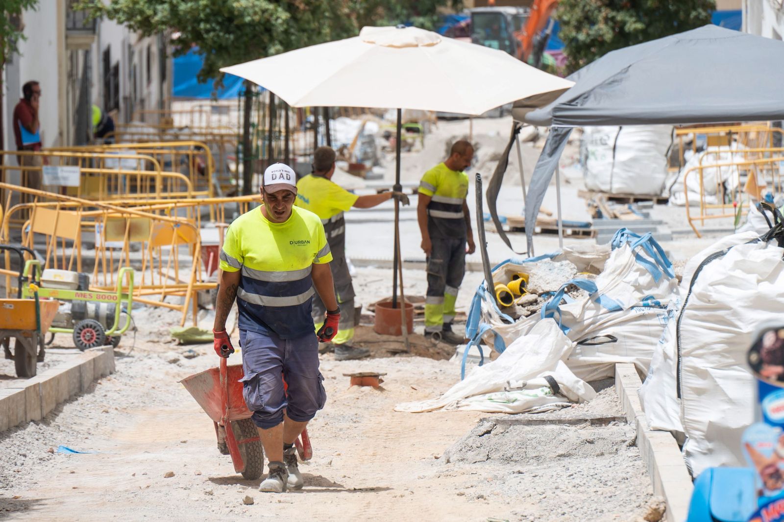 Trabajadores en la obra en Granada.