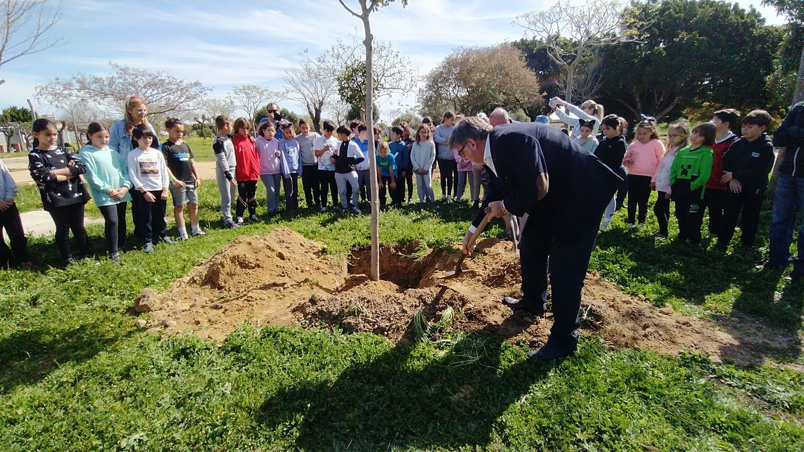 Así ha sido la plantación de árboles en el Cerro por alumnos del colegio Camposoto