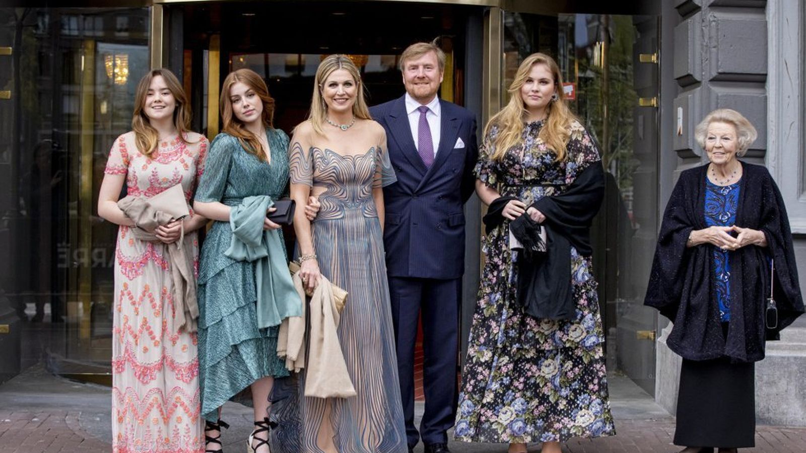 La princesa Beatriz, emérita de Holanda, con los reyes Guillermo y Máxima y sus tres hijas.