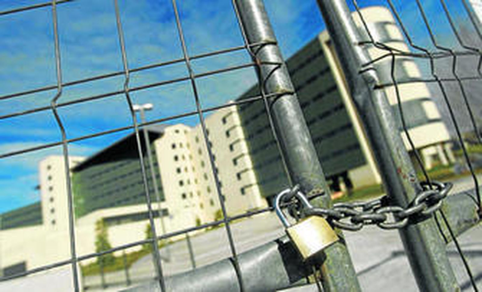 El paso al recinto está totalmente vallado.