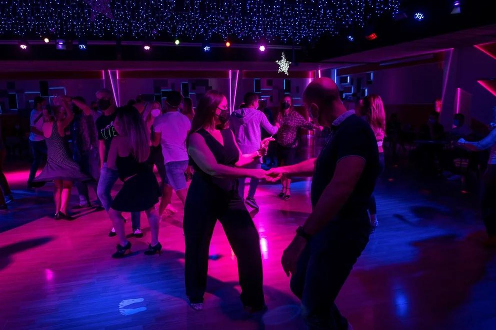Varias personas bailan en una discoteca, en una imagen de archivo.
