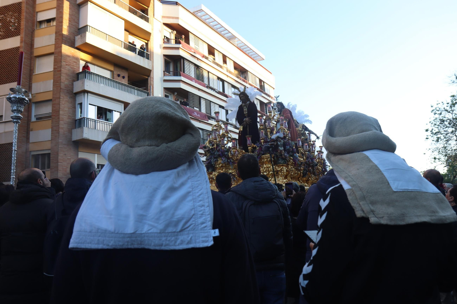 La salida de la hermandad de San Pablo desde el Santuario de los Gitanos