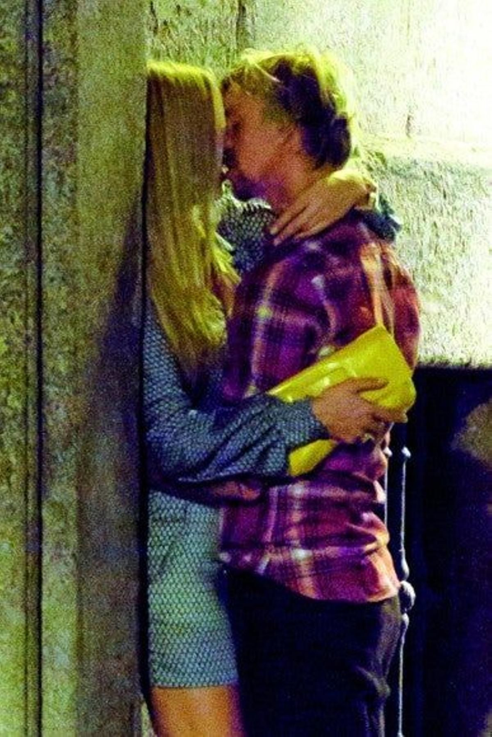 El famoso beso de Guti y Paula Vázquez en plena calle.