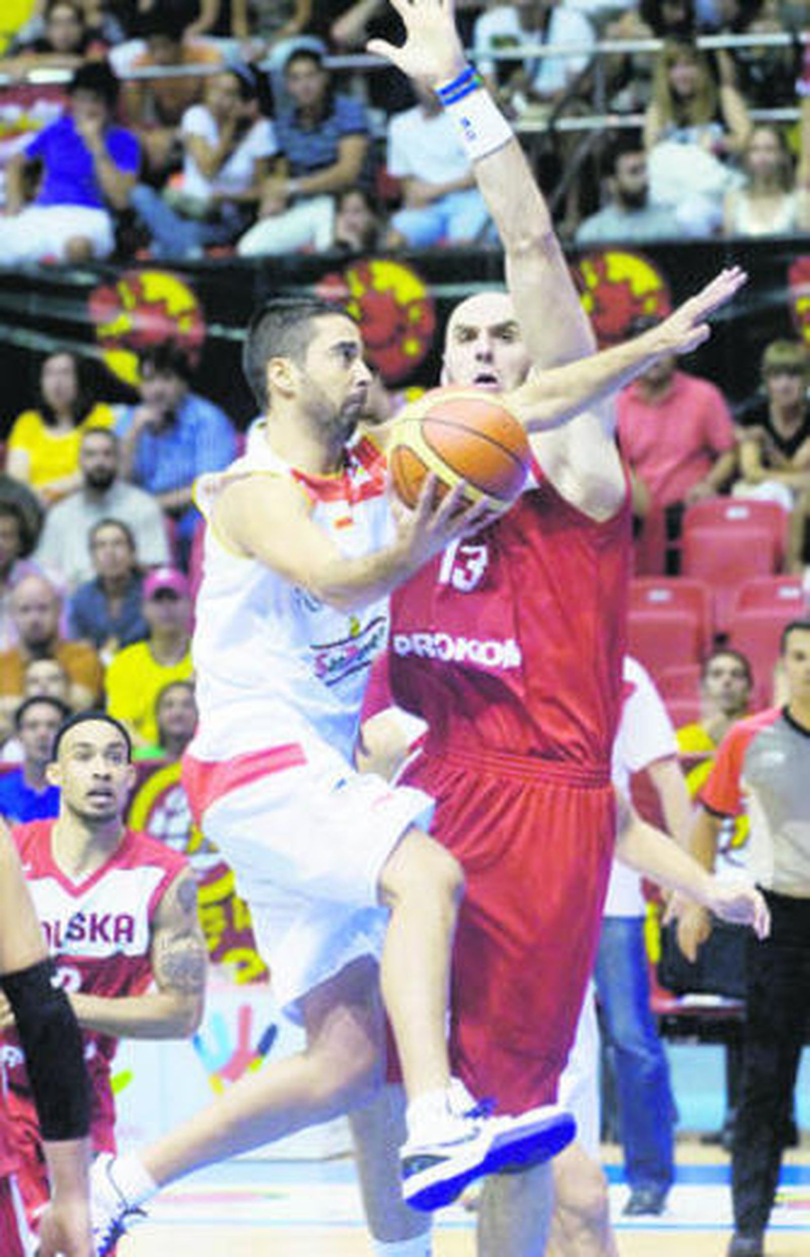 Navarro penetra ante la defensa del pívot polaco Gortat.