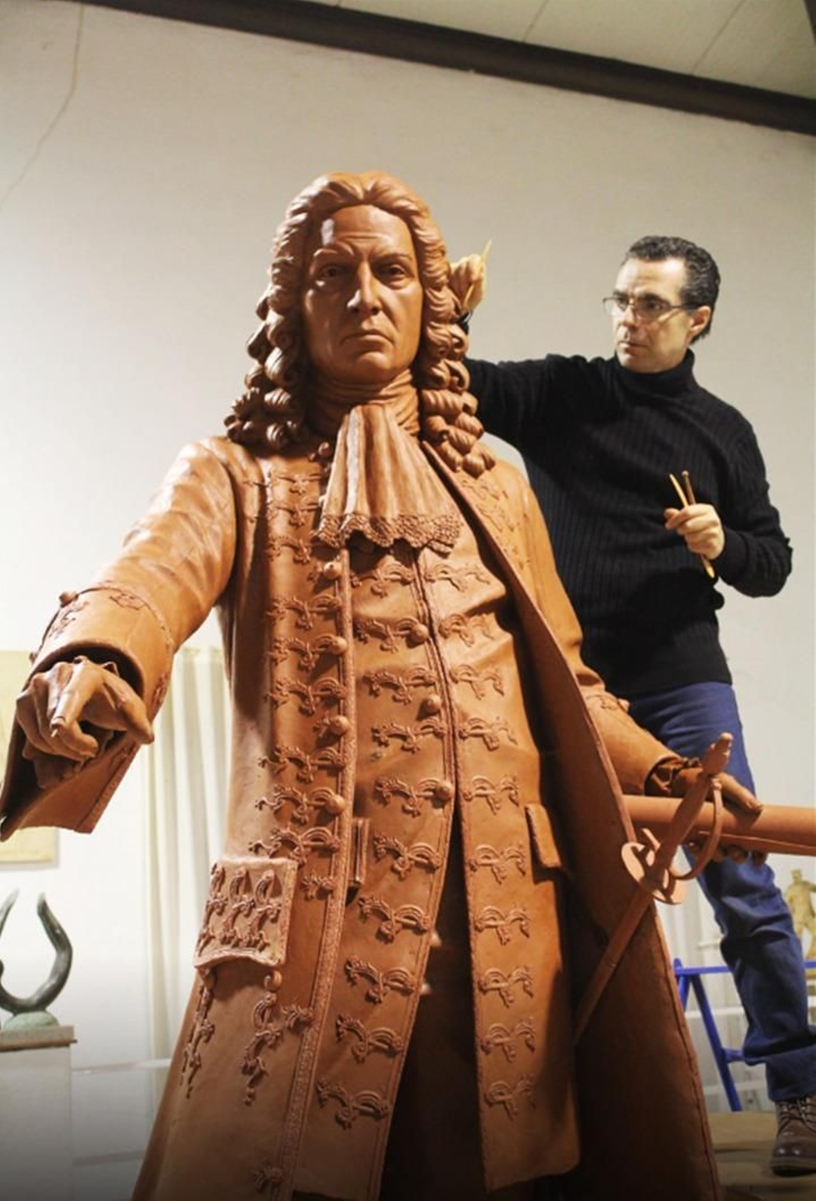 Salvador Amaya trabajando en la escultura del Marqués de Verboom.
