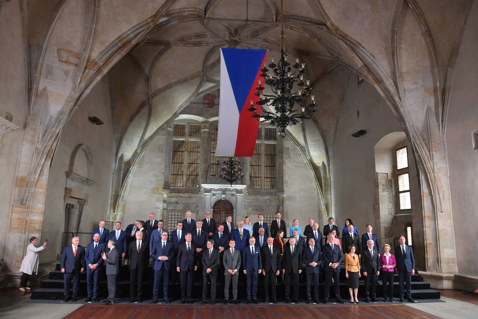 Foto de familia de la primera cumbre de la Comunidad Política Europea.
