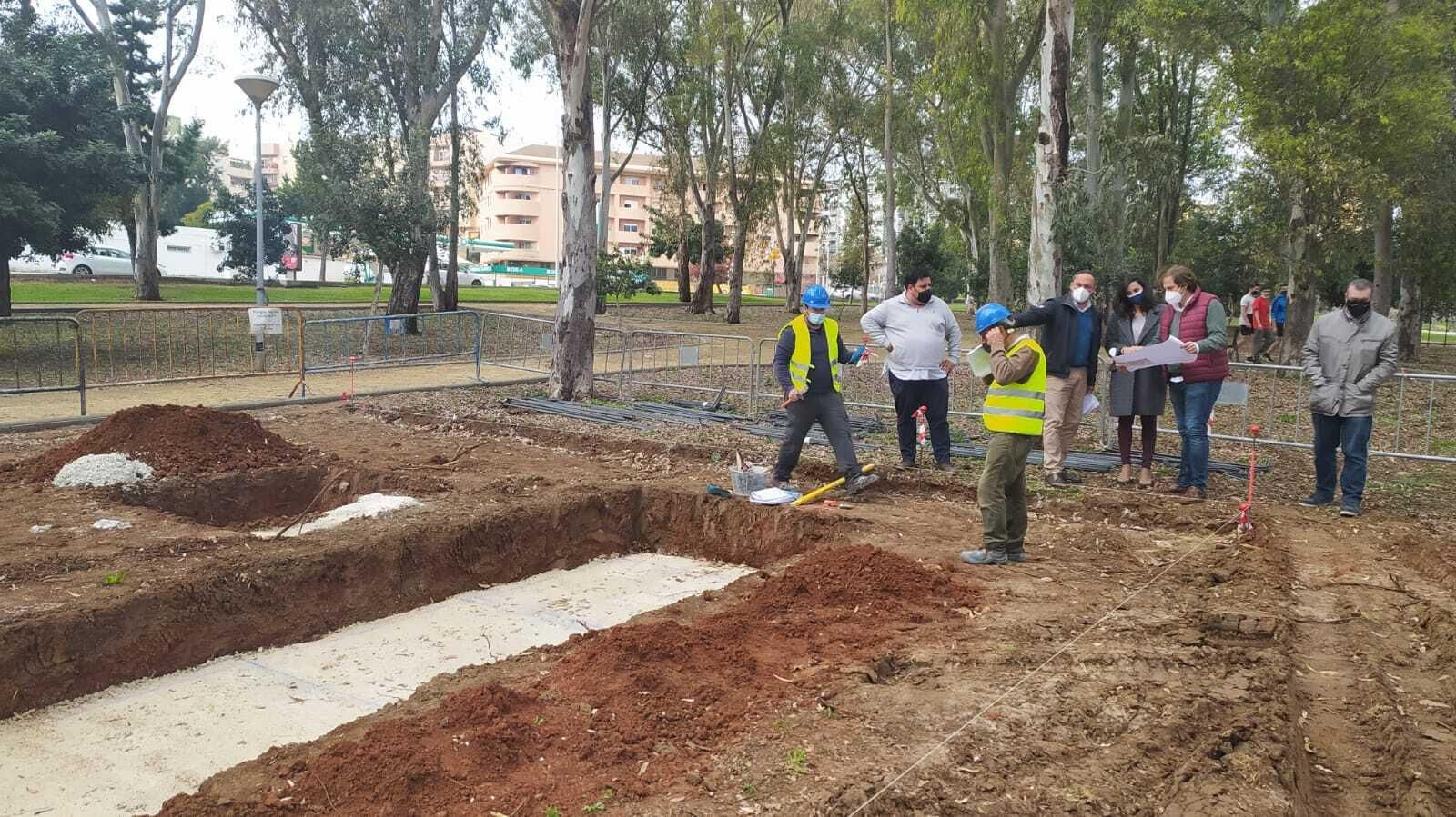 Una visita de concejales del Ayuntamiento de Algeciras a las obras de la pista de parkour en 2021.