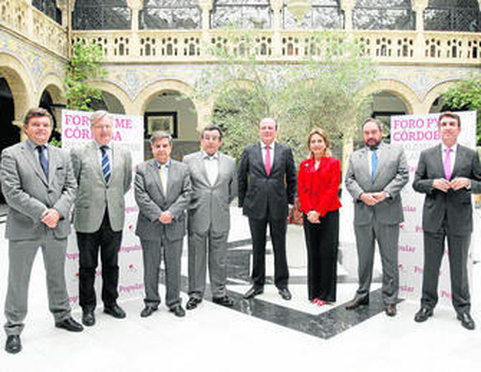 Luis Javier Pérez-Bustamante, Juan José Primo Jurado, Marcos Urarte, José Torres Tenllado, Manuel Quero, Carmen Ortiz, Tomás Valiente y Francisco Javier Lumbreras, momentos antes del comienzo del acto en el patio del Real Círculo de la Amistad.