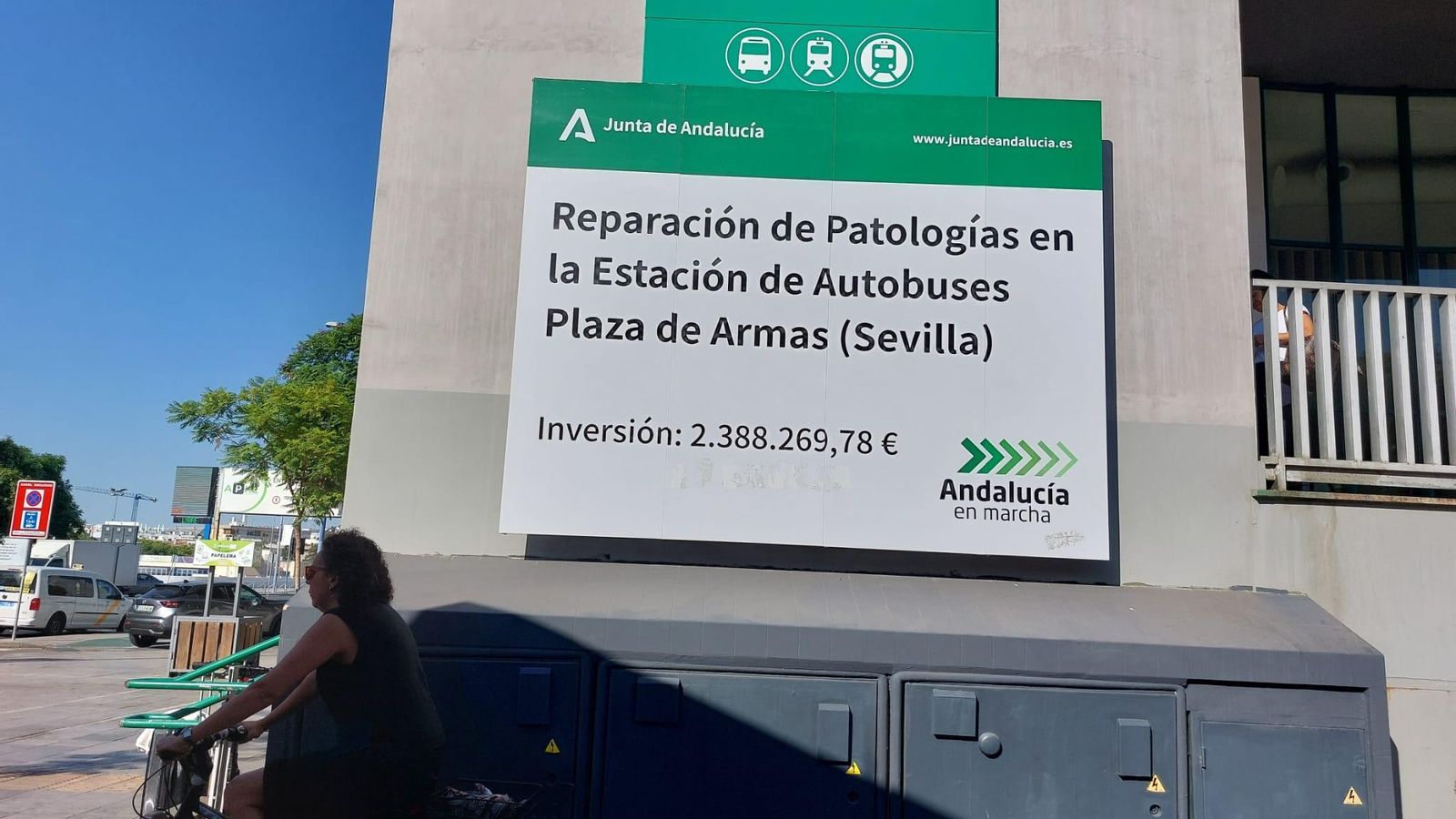 Cartel de obra en la fachada de la estación Plaza de Armas