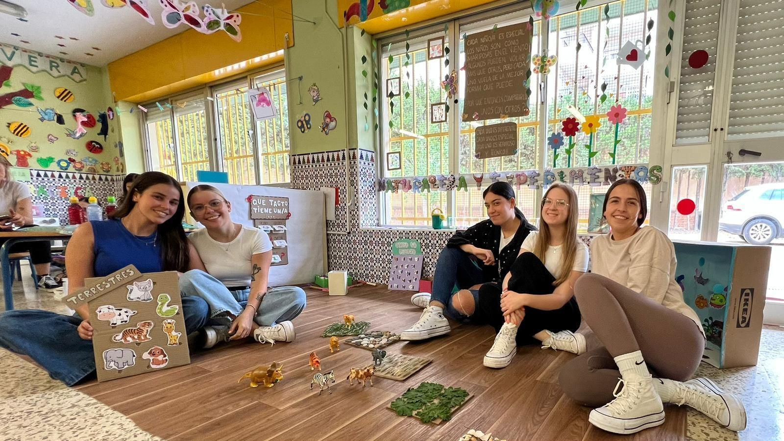 Pilar Romero junto a sus compañeras en un proyecto de la facultad Pilar Romero junto a sus compañeras en un proyecto de la facultad