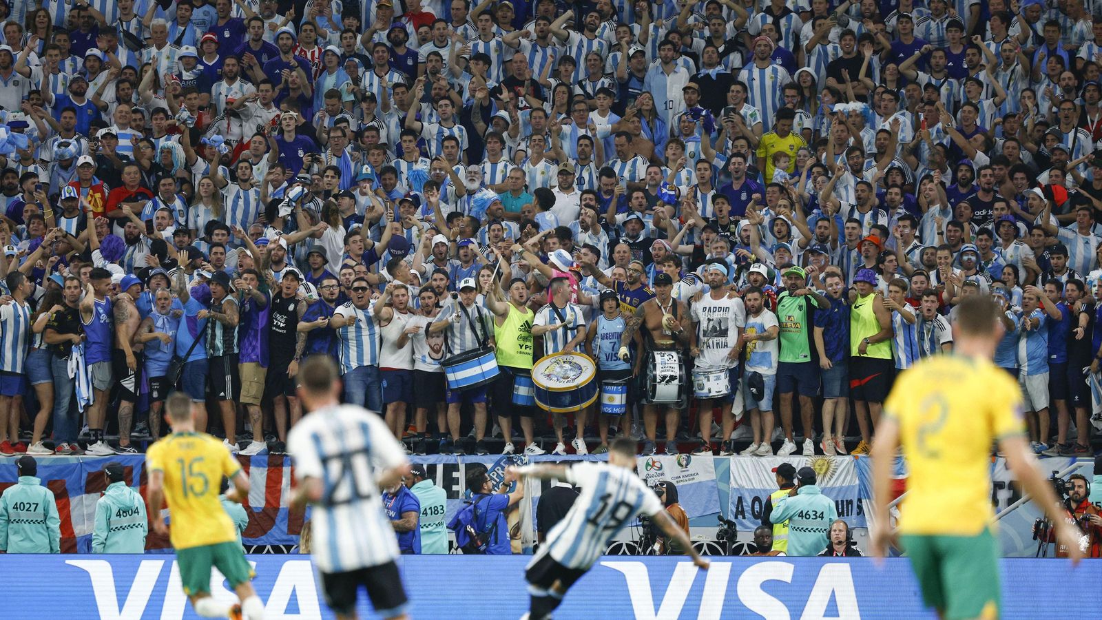 La afición argentina anima a su equipo.