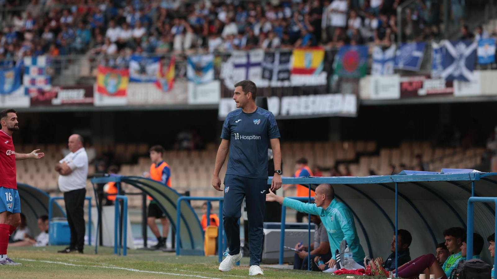 Mikel Llorente, en la banda de Chapín en el partido del domingo ante el Xerez CD.