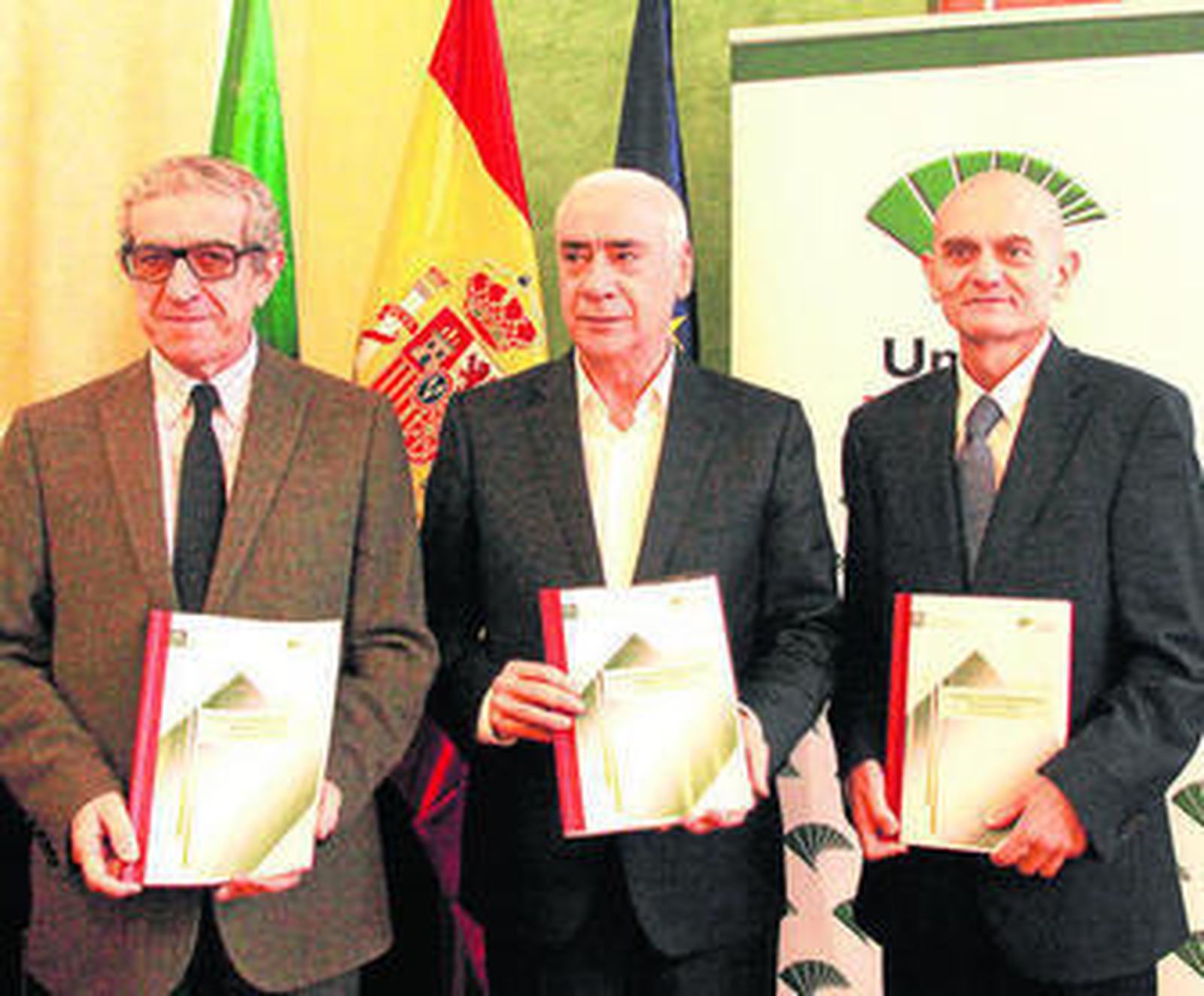 El presidente de Unicaja, Braulio Medel, el consejero Alonso, y el director d e Analistas, Francisco García (de izda. a dcha.)