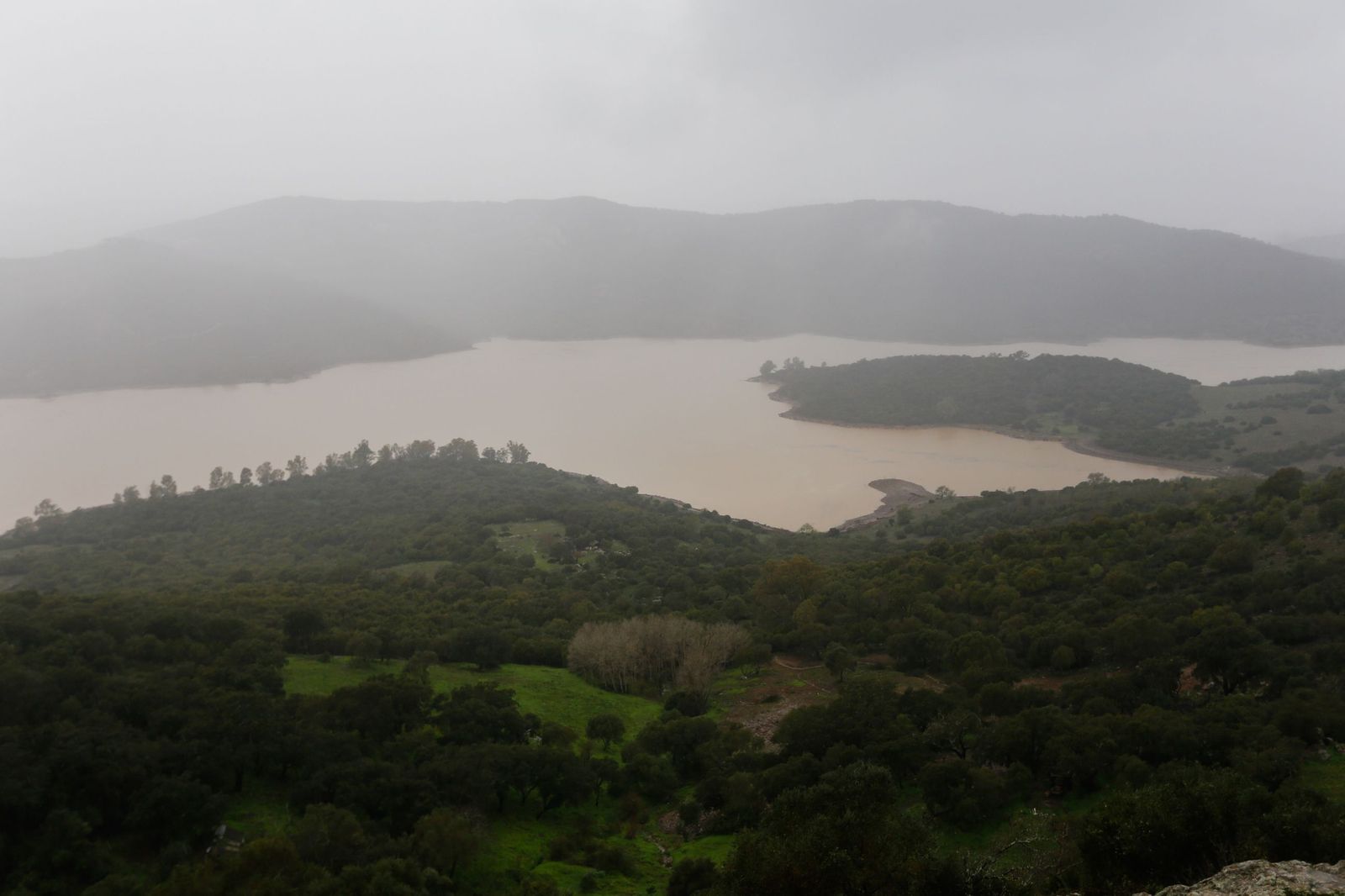 El pantano de Guadarranque, al 82% tras semanas desembalsando, en imágenes