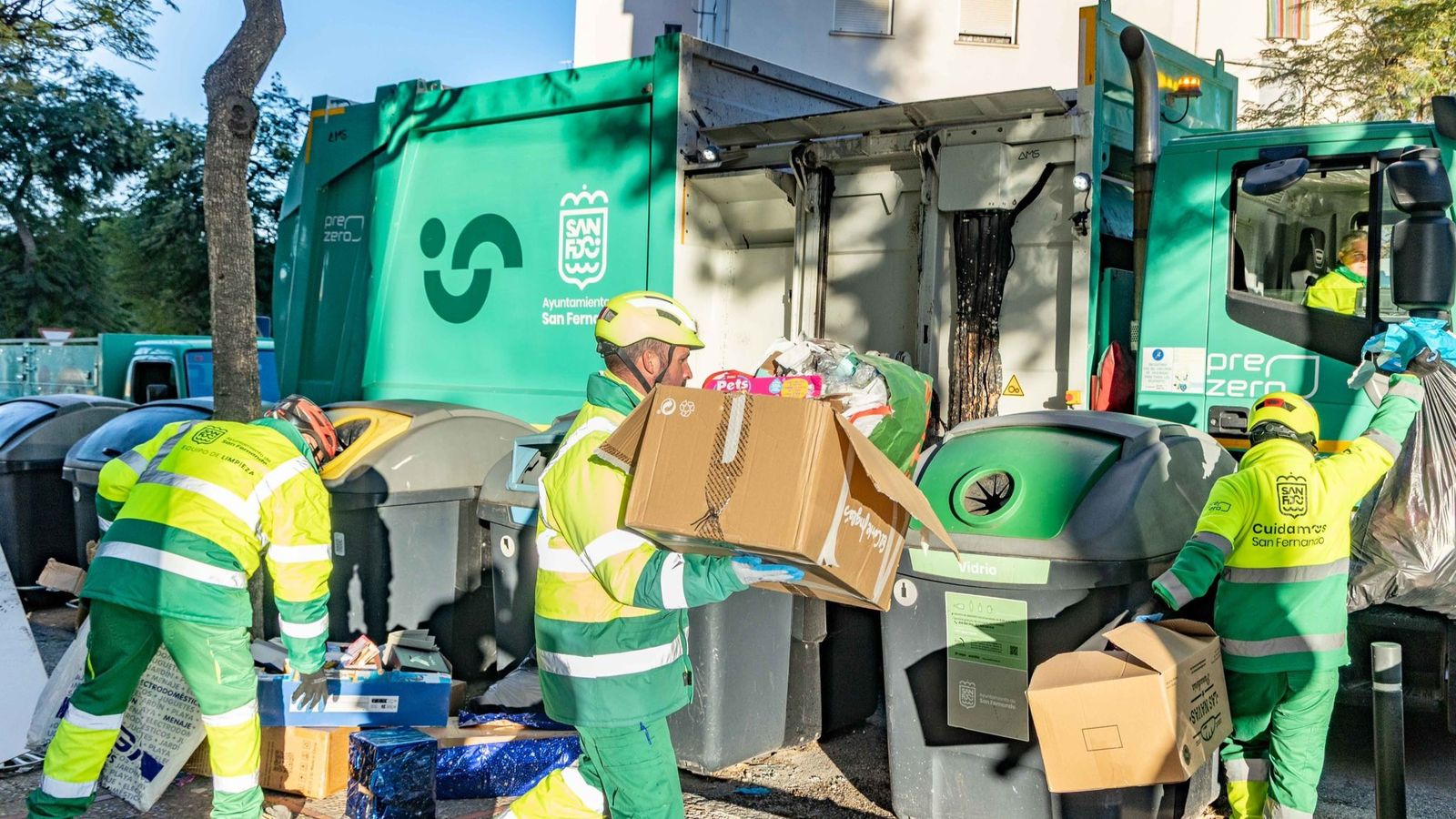 Operarios del servicio de recogida de residuos, en el pasado Día de Reyes en San Fernadno