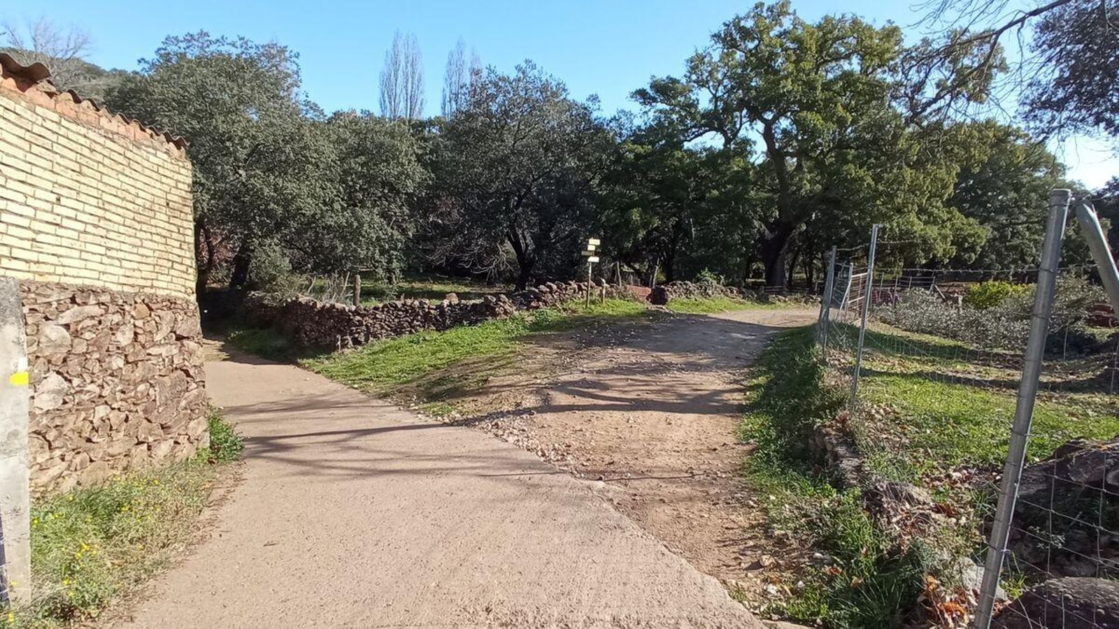 Primer giro hacia la derecha en el camino